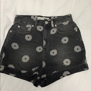 Topshop MOTO Denim Mom Shorts with Daisy Print